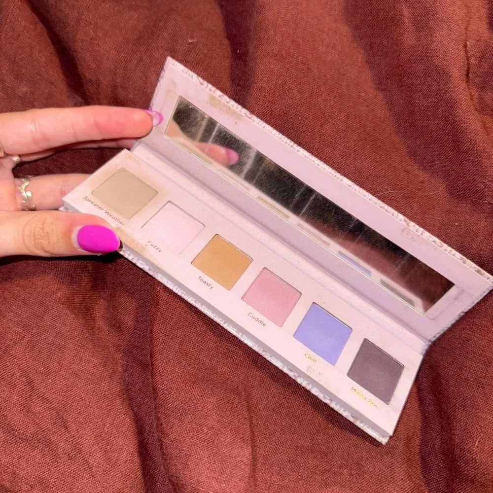 Dominique Cosmetics Textured Pink Case - Picture 2 of 3